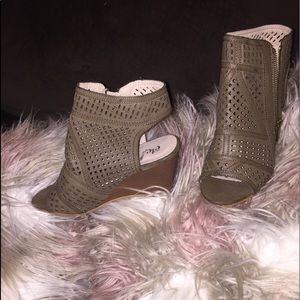 Woman’s size 7/8 medium wedge shoe